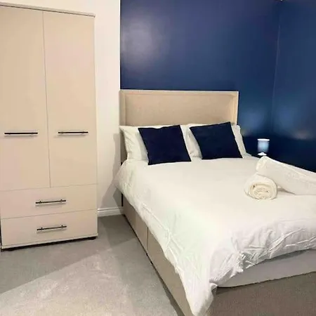 Pinetree - Centre Leeds ليدز