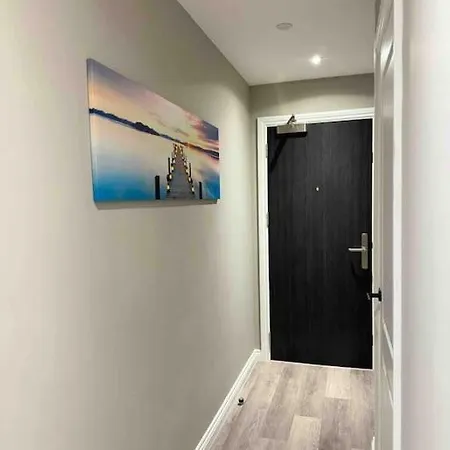 Pinetree - Centre Leeds * ليدز